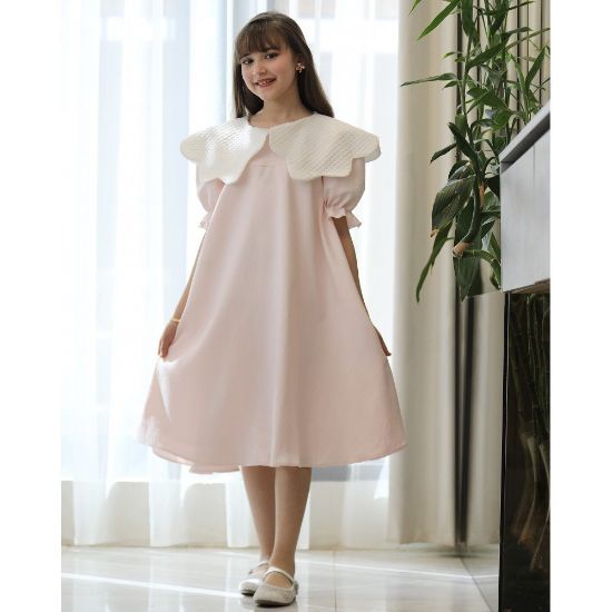 صورة فستان بناتي مشجر ورود بتصميم خصر مفتوح ودلعة بيضاء - 1200