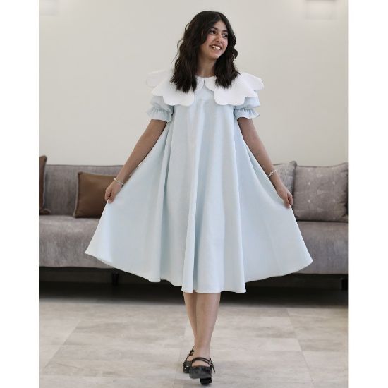 صورة فستان بناتي سماوي مشجر ورود بتصميم خصر مفتوح ودلعة بيضاء - 1200