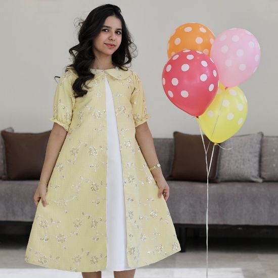 صورة طقم بناتي فستان أبيض وجاكيت مطرز أصفر | إطلالة العيد الفاخرة - 1192