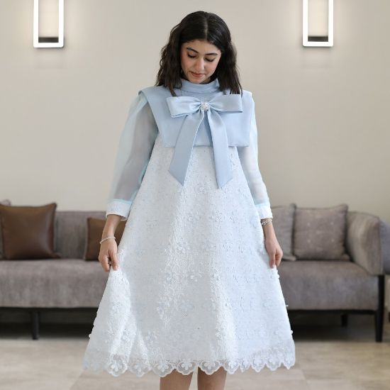 صورة فستان بناتي سماوي مطرز تشجيرة ودلعه بفيونكة رقبة وقصة نص كلوش - 1199