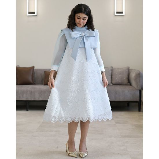 صورة فستان بناتي سماوي مطرز تشجيرة ودلعه بفيونكة رقبة وقصة نص كلوش - 1199