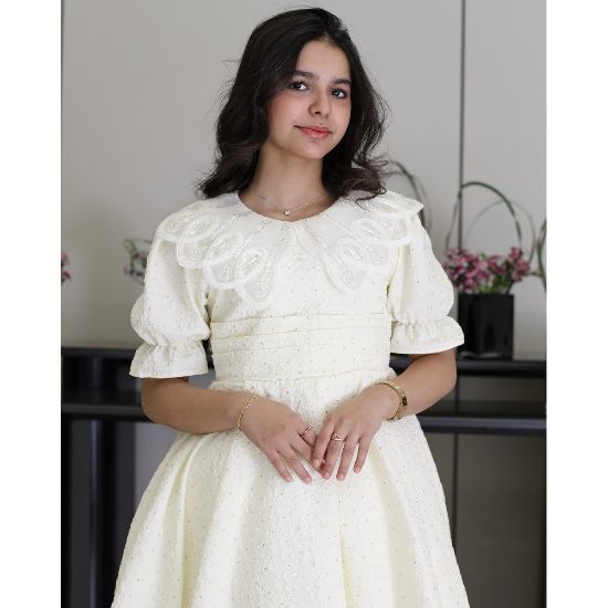 صورة فستان بناتي أبيض مرصع بالفصوص بياقة فراشة وخصر طبقات - 1212