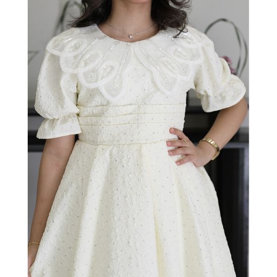 صورة فستان بناتي أبيض مرصع بالفصوص بياقة فراشة وخصر طبقات - 1212