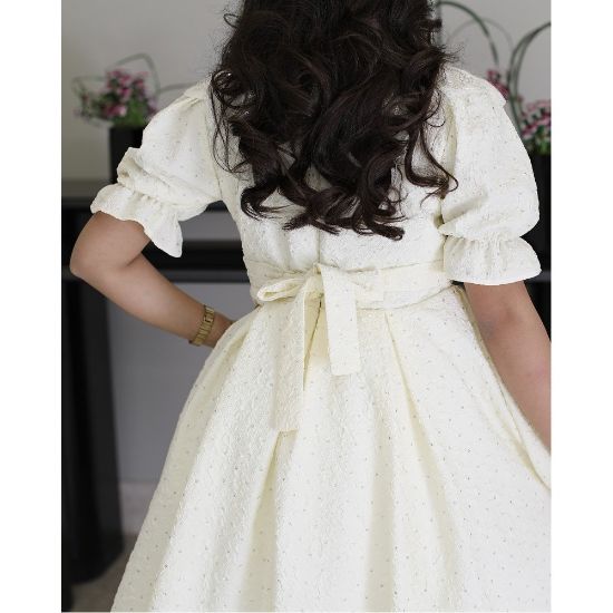 صورة فستان بناتي أبيض مرصع بالفصوص بياقة فراشة وخصر طبقات - 1212