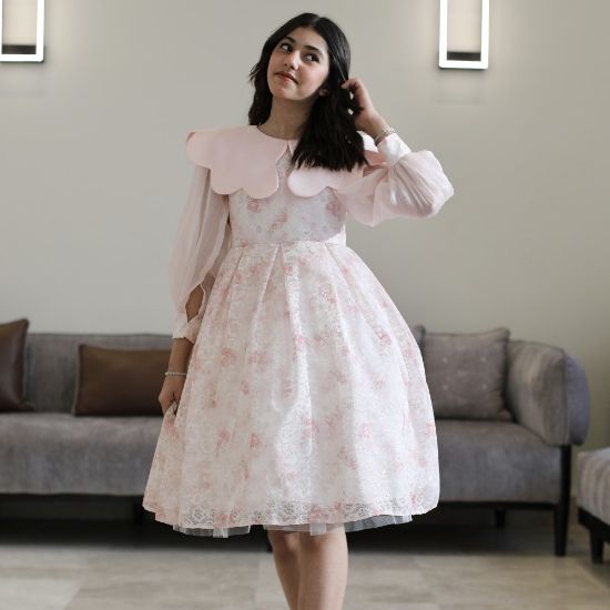 صورة فستان بناتي مشجر وردي بياقة "دلعة" وأكمام شفافة بأزرار - M3810