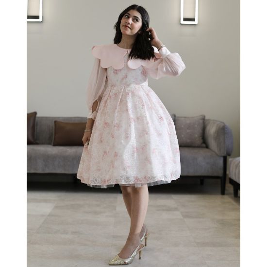 صورة فستان بناتي مشجر وردي بياقة "دلعة" وأكمام شفافة بأزرار - M3810