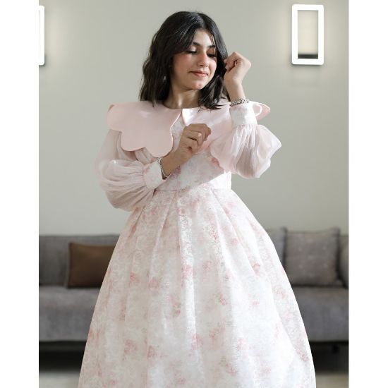 صورة فستان بناتي مشجر وردي بياقة "دلعة" وأكمام شفافة بأزرار - M3810