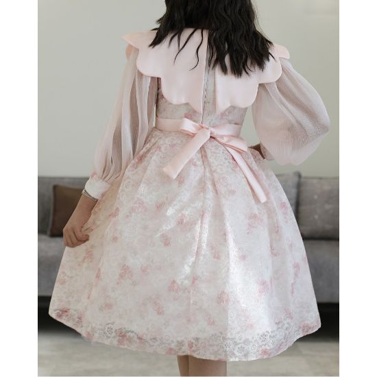 صورة فستان بناتي مشجر وردي بياقة "دلعة" وأكمام شفافة بأزرار - M3810