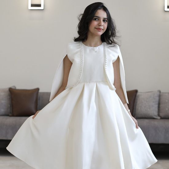 صورة فستان بناتي سهرة ساتان أوف وايت بجاكيت (كاب) مرصع بالإكسسوار - M3804