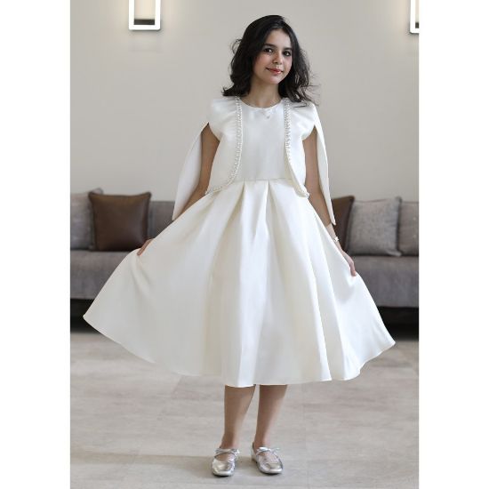 صورة فستان بناتي سهرة ساتان أوف وايت بجاكيت (كاب) مرصع بالإكسسوار - M3804