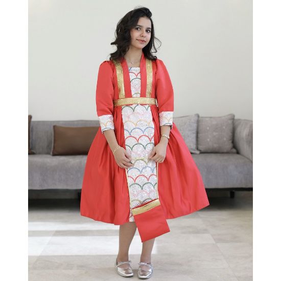 صورة فستان بناتي قرقيعان أحمر مطرز بكنار ذهبي مع شنطة مطابقة - M3813