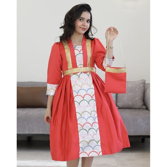 صورة فستان بناتي قرقيعان أحمر مطرز بكنار ذهبي مع شنطة مطابقة - M3813