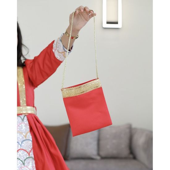 صورة فستان بناتي قرقيعان أحمر مطرز بكنار ذهبي مع شنطة مطابقة - M3813