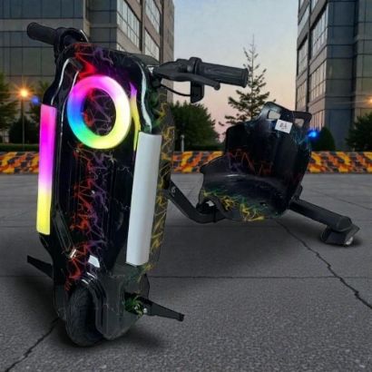 صورة سكوتر درفت صغير اسود بطبعة خطوط ملونة 36 فولت بثلاث عجلات