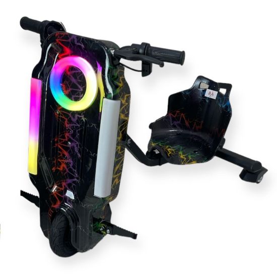 صورة سكوتر درفت صغير اسود بطبعة خطوط ملونة 36 فولت بثلاث عجلات