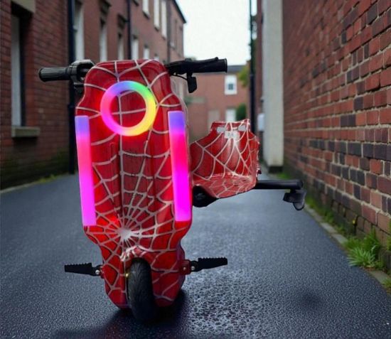 صورة سكوتر درفت صغير 36 فولت بطبعة سبايدرمان بثلاث عجلات بليدات متعددة الالوان