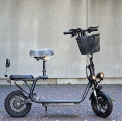 صورة سكوتر 48V بسلة مع كشافيين حجم كبير