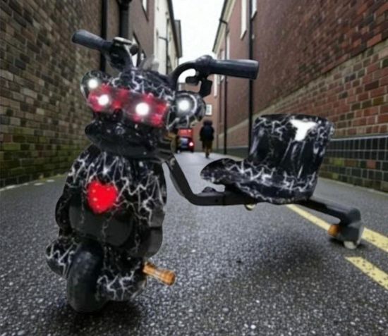 صورة سكوتر مانكي درفت صغير 36 فولت بطبعة شرار برق بثلاث عجلات