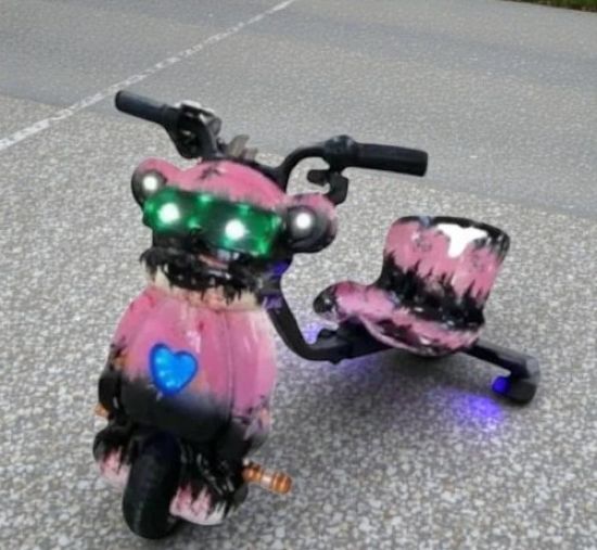 صورة سكوتر مانكي درفت صغير 36 فولت بطبعة وردية وسوداء بثلاث عجلات