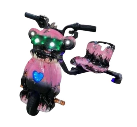 صورة سكوتر مانكي درفت صغير 36 فولت بطبعة وردية وسوداء بثلاث عجلات