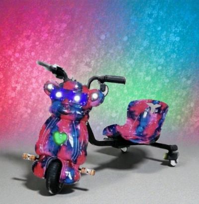 صورة سكوتر مانكي درفت صغير 36 فولت بطبعة زرقاء وحمراء بثلاث عجلات