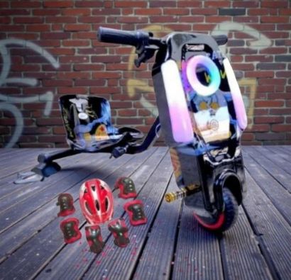 صورة سكوتر درفت صغير بطبعة كرتونية بخلفية سوداء 36 فولت بثلاث عجلات