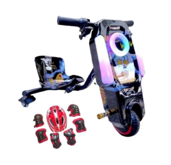 صورة سكوتر درفت صغير بطبعة كرتونية بخلفية سوداء 36 فولت بثلاث عجلات