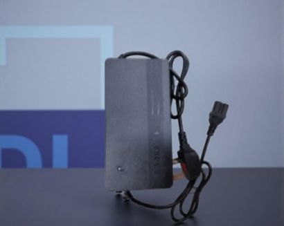 صورة شاحن دباب 48 فولت مدخل مثلث