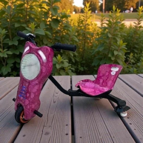 صورة سكوتر درفت صغير بطبعات قلوب زهرية للبنات 36 فولت بثلاث عجلات