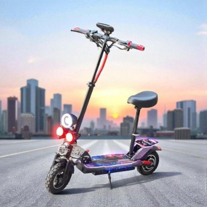 صورة سكوتر كهربائي رياضي بمقعد وإضاءات متلألئة