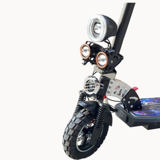 صورة سكوتر كهربائي رياضي بمقعد وإضاءات متلألئة
