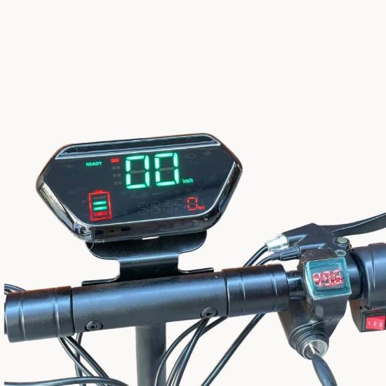 صورة سكوتر كهربائي رياضي بمقعد وإضاءات متلألئة