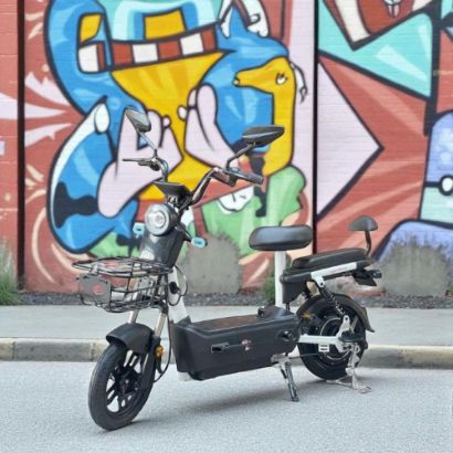 صورة دراجة كهربائية عصرية بمقعدين سلة أمامية