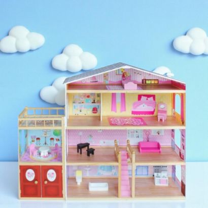 صورة منزل دمى خشبي مع أثاث كامل للأطفال