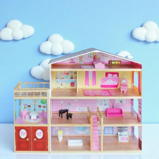 صورة منزل دمى خشبي مع أثاث كامل للأطفال