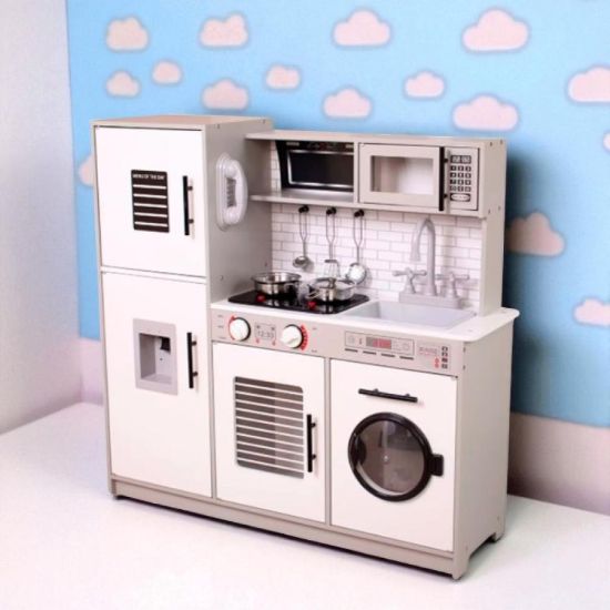 صورة مطبخ ألعاب تفاعلي للأطفال مع أدوات كاملة