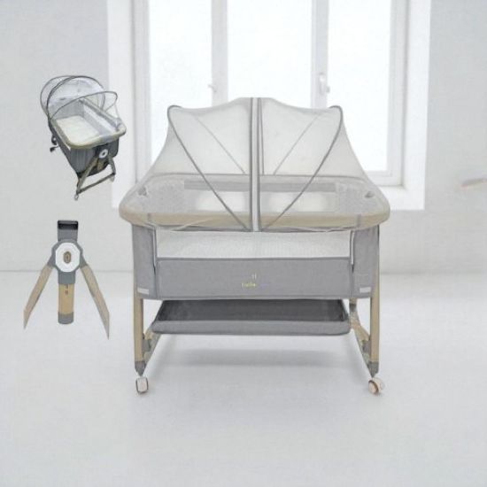 صورة سرير أطفال مع ناموسية وحامل هزاز