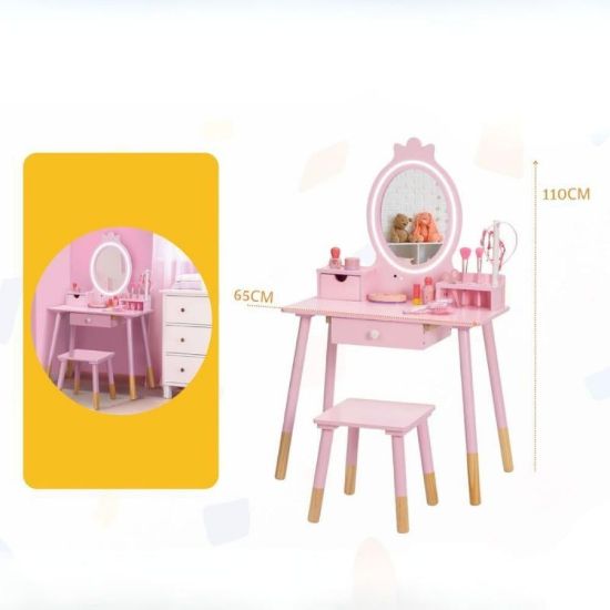 صورة تسريحة الأميرات الوردية الخشبية مع إضاءة