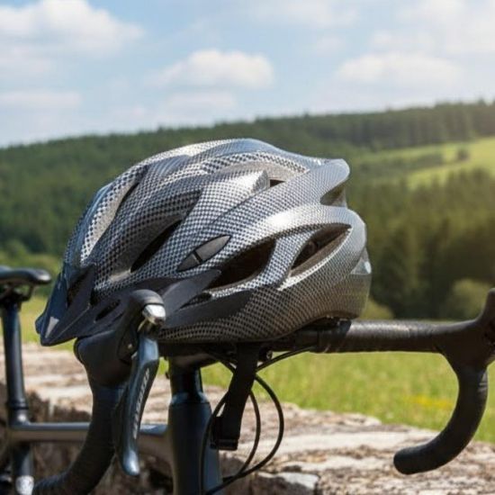 صورة خوذة دراجات هوائية رياضية مع إضاءة خلفية