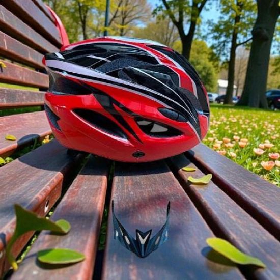 صورة خوذة رياضية أنيقة تجمع بين الأمان والشكل الجذاب