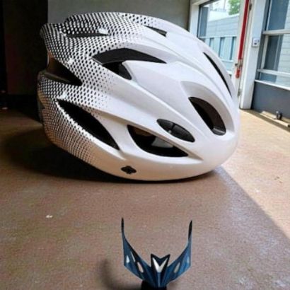 صورة خوذة أنيقة تجمع بين الأمان والشكل العصري