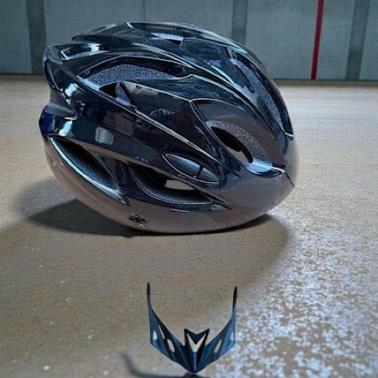 صورة خوذة دراجات هوائية رياضية أسود لامع مع إضاءة