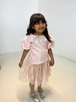 صورة طقم تيور وبلوزة لؤلؤية وفينكة كرستال وتنوره دانتيل فرنسي