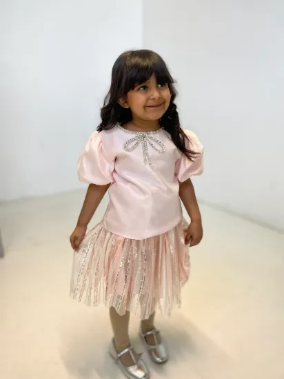 صورة طقم تيور وبلوزة لؤلؤية وفينكة كرستال وتنوره دانتيل فرنسي