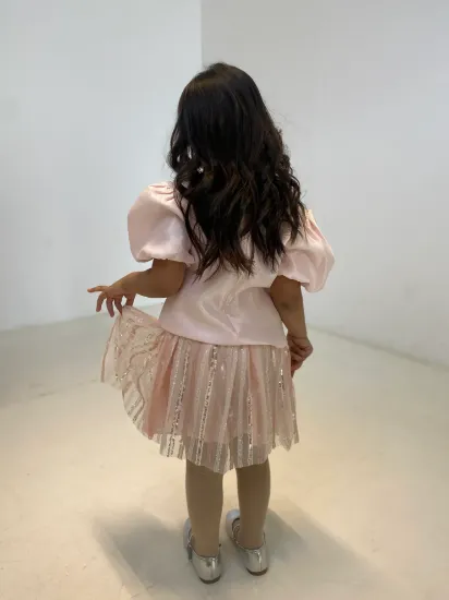 صورة طقم تيور وبلوزة لؤلؤية وفينكة كرستال وتنوره دانتيل فرنسي