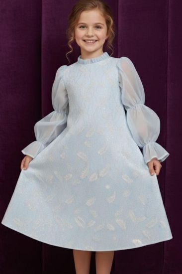 صورة فستان سماوي كم طويل بلمسات ناعمة