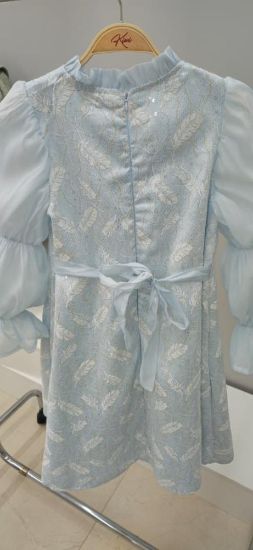 صورة فستان سماوي كم طويل بلمسات ناعمة