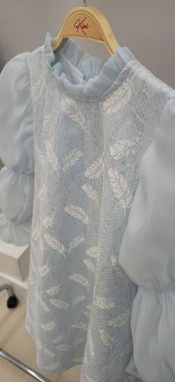 صورة فستان سماوي كم طويل بلمسات ناعمة