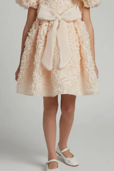 صورة فستان سهرة بناتي بلون البيج الكريمي واللؤلؤ S01297