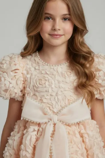 صورة فستان سهرة بناتي بلون البيج الكريمي واللؤلؤ S01297